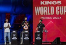 El presidente de la Kings México, Miguel Layún (i), el presidente de la Kings España, Gerard Pique (c) y el gobernador del estado de Nuevo León, Samuel García