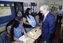 Abinader subraya la "paz" y "tranquilidad" de los comicios en República Dominicana El presidente dominicano y candidato a la reelección, Luis Abinader, asiste a votar
