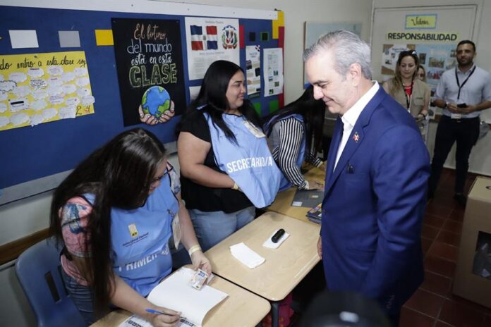 El presidente dominicano y candidato a la reelección, Luis Abinader, asiste a votar