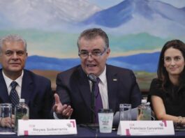 El secretario general del Congreso del Trabajo, Reyes Soberanis (i); el presidente del Consejo Coordinador Empresarial (CCE), Francisco Cervantes (c), y la directora general de #MeVeo, Alexandra Zapata