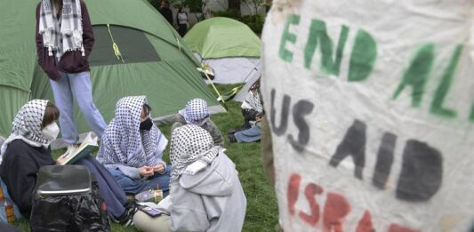 Estudiantes miembros de la Coalición de Estudiantes por la Justicia en Palestina