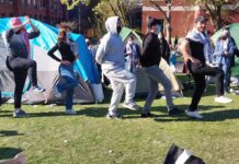 Estudiantes propalestina bailan el tradicional baile popular de 'dabke'