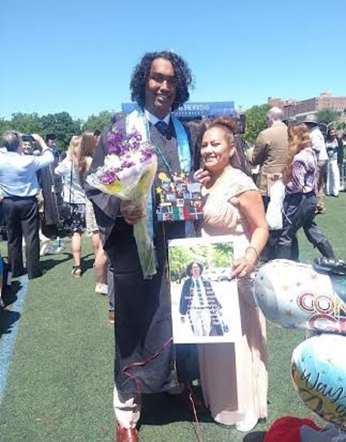 ROSARIO Y SU HIJO OSIRIS GRADUANDOSE.