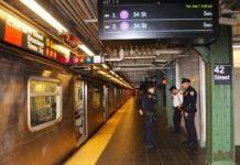 Nueva York aumentará la presencia policial en el metro a partir del lunes POLICIA TRENES