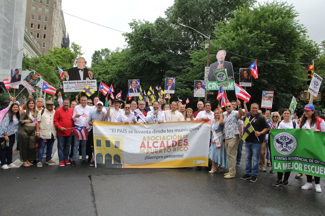 Grupo de la Delegacion de Puerto Rico en el Desfile 2023