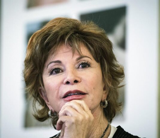 Isabel Allende: "Los libros me protegieron como un escudo en mi infancia" Isabel Allende