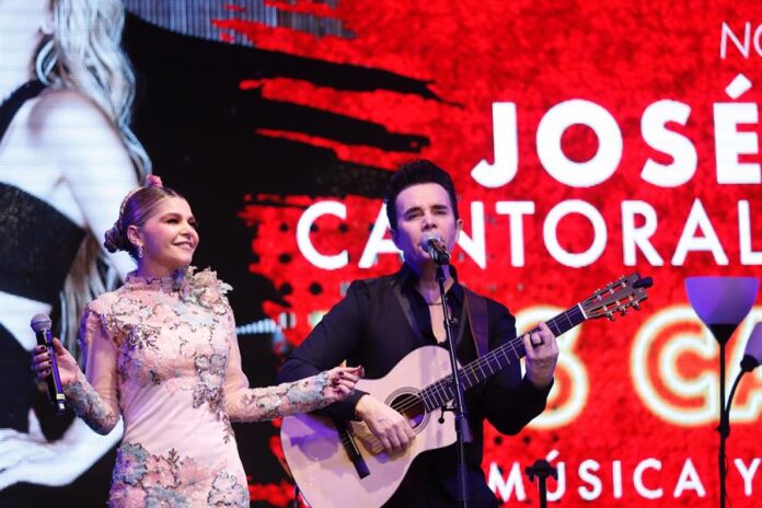 La actriz Itatí Cantoral (i) y el compositor José Cantoral (d) interpretan una canción durante una conferencia de prensa Itatí Cantoral
