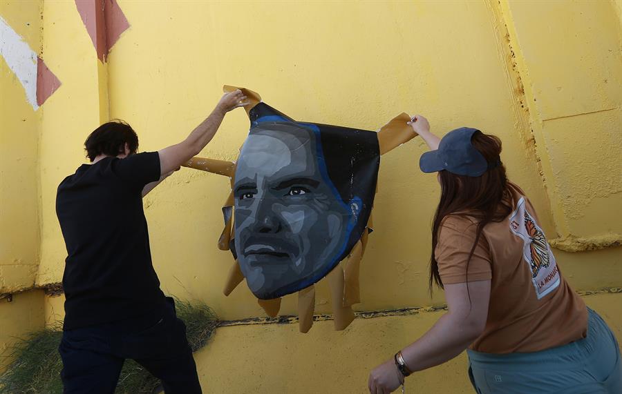 La artista mexicoestadounidense Lizbeth de la Cruz Santana pinta un rostro de migrantes deportados bajo el puente Internacional Paso del Norte (1)