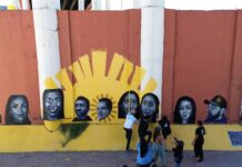La artista mexicoestadounidense Lizbeth de la Cruz Santana pinta un rostro de migrantes deportados bajo el puente Internacional Paso del Norte (2)