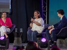 La candidata presidencial de la oposición Xóchitl Gálvez participa en un dialogo con estudiantes del Tecnológico