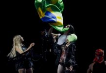 Madonna abre su histórico concierto en Río de Janeiro con 'Nothing Really Matters' La cantante estadounidense Madonna (d) y la cantante brasileña Pablo Vittar (c) lanzan banderas de Brasil