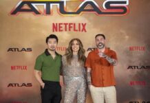 Jennifer López: "Las mujeres hemos estado salvando el mundo desde que empezó la humanidad" La cantante y actriz estadounidense Jennifer López (c), el actor chino-canadiense Simu Liu (i) y el director canadiense Brad Peyton