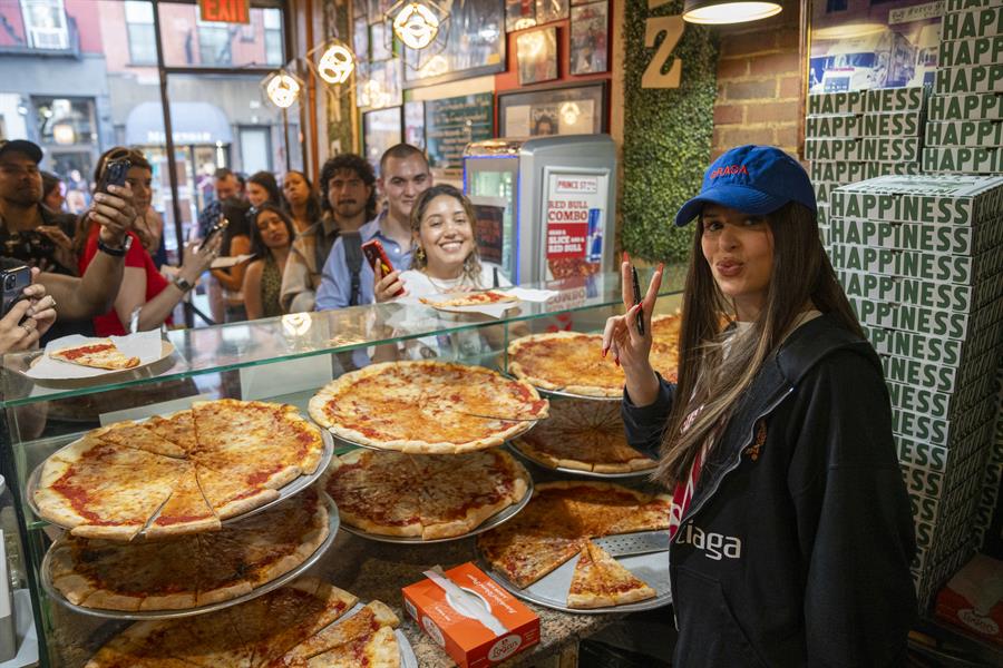 La cantante y compositora argentina Nathy Peluso reparte pizza en la pizzer&iacute;a Prince St para promocionar su nuevo &aacute;lbum 'Grasa' (2)