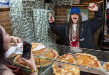 Nathy Peluso trae la 'Grasa' a Nueva York repartiendo pizza La cantante y compositora argentina Nathy Peluso reparte pizza en la pizzería Prince St para promocionar su nuevo álbum 'Grasa' (3)