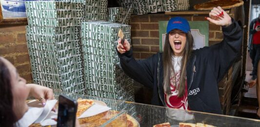 La cantante y compositora argentina Nathy Peluso reparte pizza en la pizzería Prince St para promocionar su nuevo álbum 'Grasa' (3)