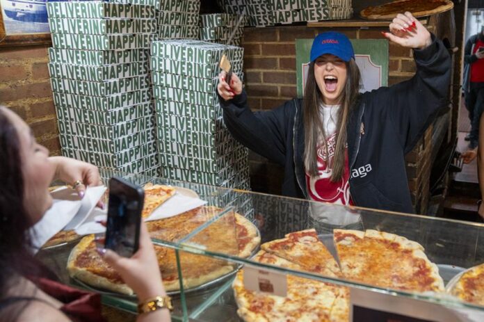 La cantante y compositora argentina Nathy Peluso reparte pizza en la pizzería Prince St para promocionar su nuevo álbum 'Grasa' (3)