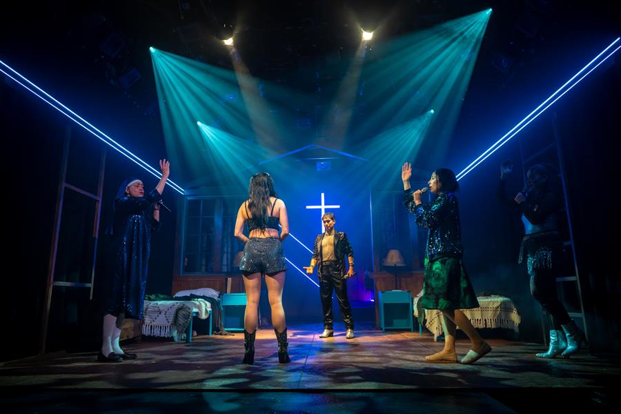 La compa&ntilde;&iacute;a Repertorio Espa&ntilde;ol con actrices del elenco de la obra 'La llamada' durante el ensayo con vestuario en Nueva York (1)