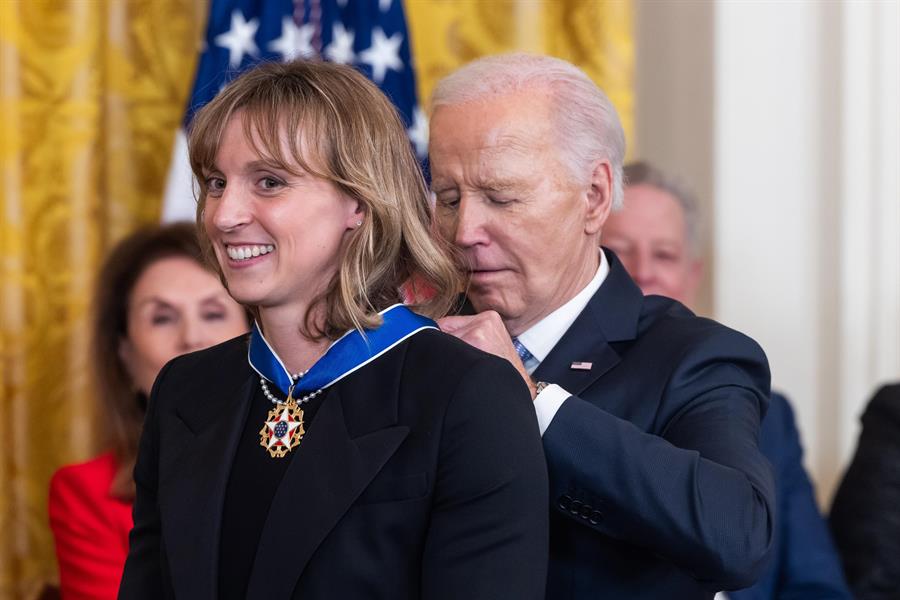 La nadadora Katie Ledecky, ganadora de siete oros ol&iacute;mpicos, fue otra de las 19 personas que recibieron la medalla.