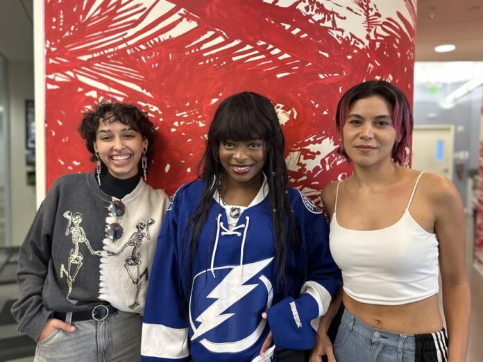 Las integrantes del trío femenino de música latina Darumas
