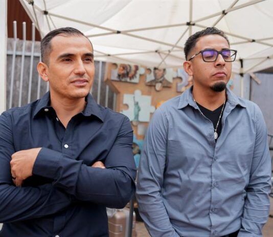 Regresan a EE.UU. dos "soñadores" atrapados en México lejos de su familia por más de un año Los beneficiarios del programa de Acción Diferida para los Llegados en la Infancia (DACA), Ángel Damián (i) y Eduardo Arriaga