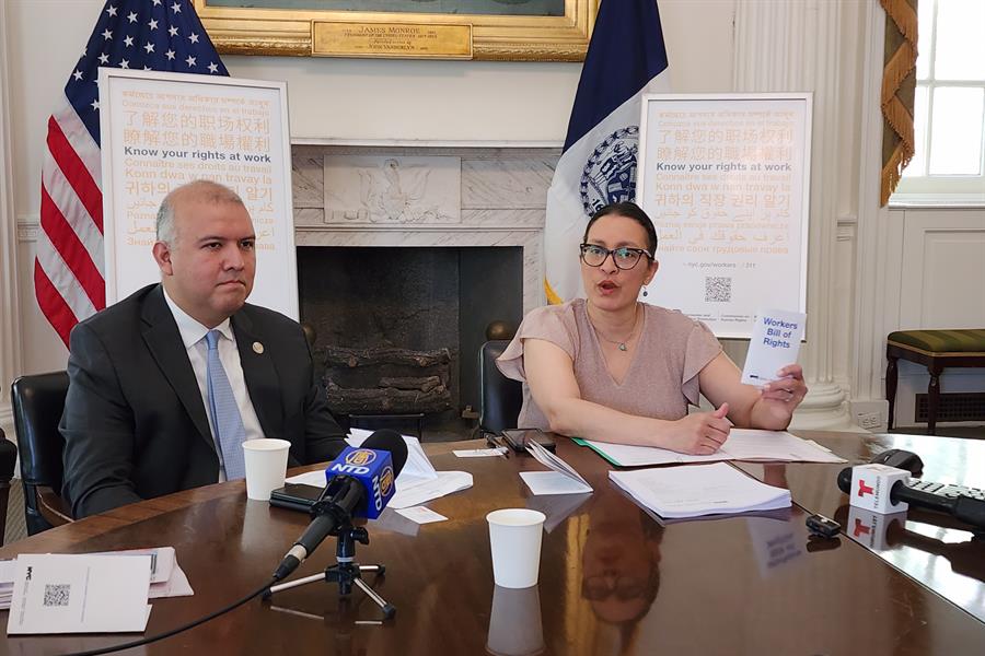 Los comisionados de Inmigración y de Protección al Consumidor y Trabajadores de la ciudad de Nueva York, Manuel Castro (i) y Vilda Vera Mayuga