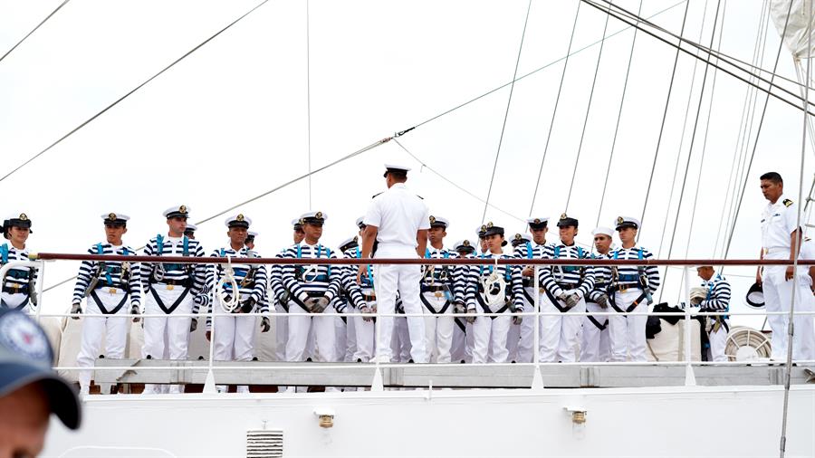 Los marineros del buque escuela Cuauhtémoc de la Armada de México forman fila este jueves, en el puerto de San Diego