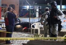 Miembros de la Guardia Nacional vigilan la zona donde fue asesinado el candidato a la alcaldía de Coyuca de Benítez