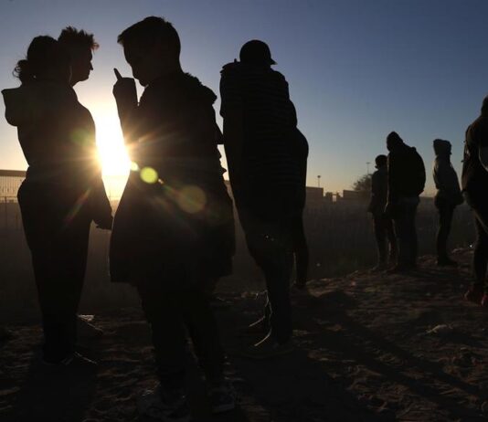 Migrantes acampan