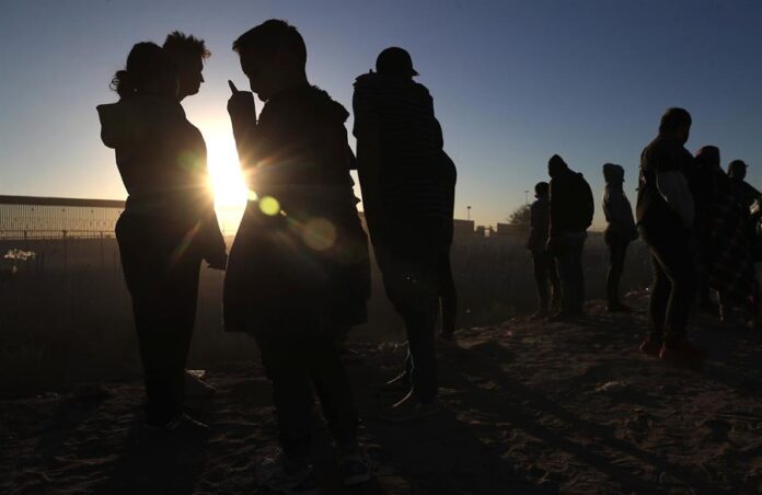 Migrantes acampan
