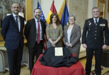 Miguel Alberto; el subdirector contra la delincuencia transnacional del Departamento de Seguridad Nacional, Ricardo Mayoral; la embajadora de España en Washington