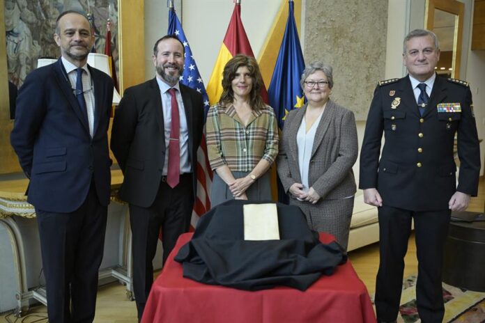 Miguel Alberto; el subdirector contra la delincuencia transnacional del Departamento de Seguridad Nacional, Ricardo Mayoral; la embajadora de España en Washington