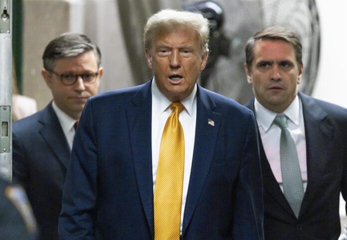 Mike Johnson y Trump