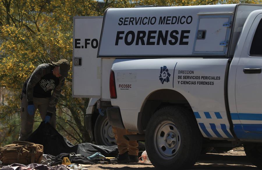Peritos forenses trabajan en la zona donde fue encontrado un migrante sin vida (2)