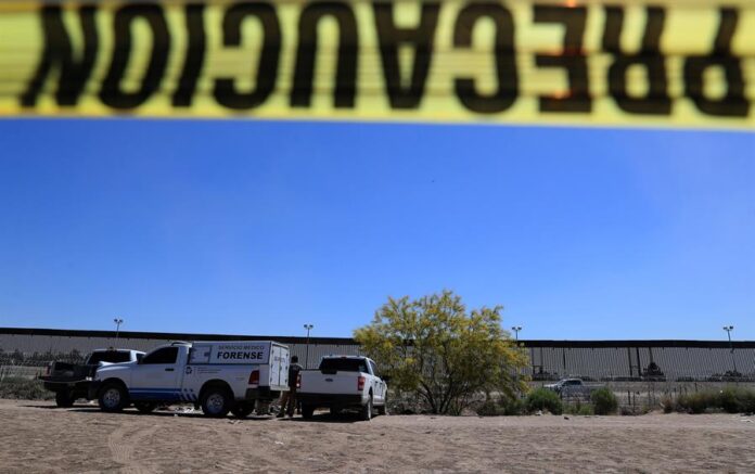 Peritos forenses trabajan en la zona donde fue encontrado un migrante sin vida (3)