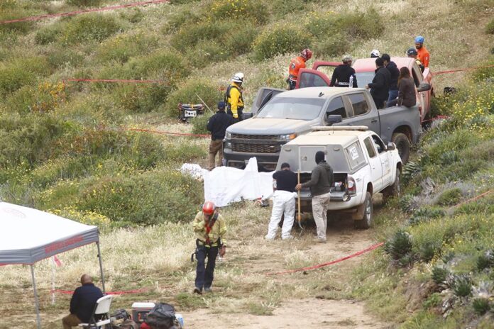 Peritos forenses trabajan en la zona donde se localizaron los cuerpos de dos surfistas australianos Peritos forenses trabajan en la zona donde se localizaron los cuerpos de dos surfistas australianos
