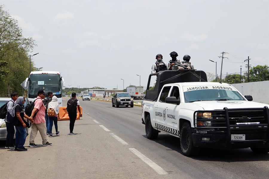 Personal de la Guardia Nacional (GN) custodia un autob&uacute;s con migrantes abordo para ser trasladados a Tuxtla Guti&eacute;rrez