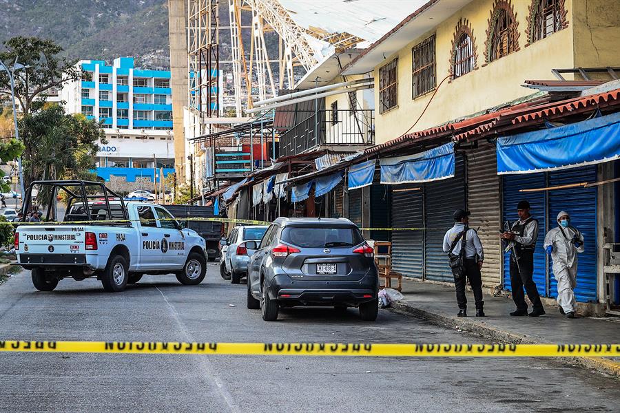 Personal de la policía ministerial resguarda la zona donde fueron asesinadas cinco personas este jueves, en el balneario de Acapulco