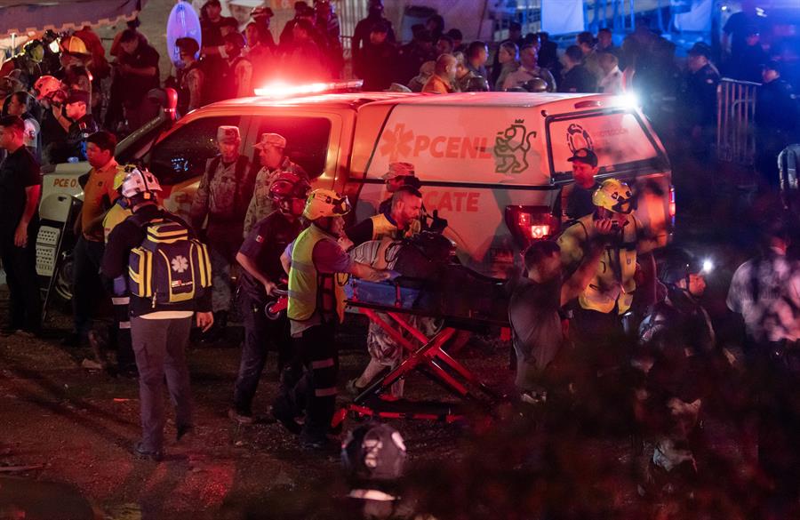  Personal de rescate traslada a personas heridas donde se desplom&oacute; un templete durante un acto pol&iacute;tico de Movimiento Ciudadano