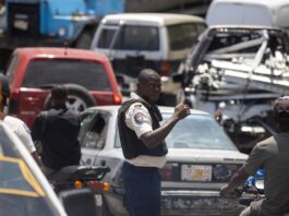 Policías vigilan las calles de la capital, este viernes en Puerto Príncipe
