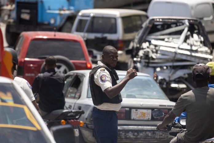Policías vigilan las calles de la capital, este viernes en Puerto Príncipe