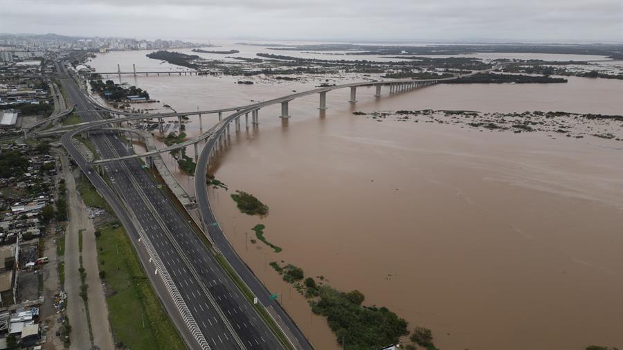 Puente de Porto Alegre tras el desbordamiento del río Jacuí