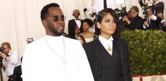 Sean Combs (i) y Cassie Ventura (d) a su llegada para la alfombra roja