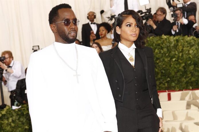 Sean Combs (i) y Cassie Ventura (d) a su llegada para la alfombra roja