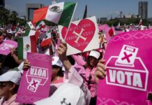 Simpatizantes de la candidata presidencial de la oposición mexicana, Xóchitl Gálvez