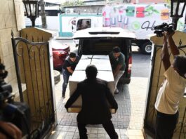 Trabajadores cargan el féretro con el cuerpo del hondureño Maynor Suazo