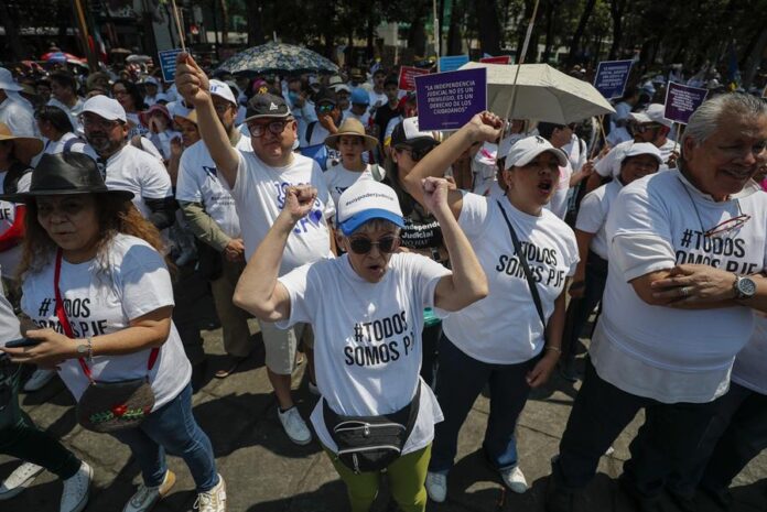 Trabajadores y jubilados del Poder Judicial se manifestaron en contra de las reformas judiciales (3) Trabajadores y jubilados del Poder Judicial se manifestaron en contra de las reformas judiciales (3)