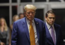 Barron, el benjamín de Donald Trump, salta a la arena política con los republicanos Trump en el juicio