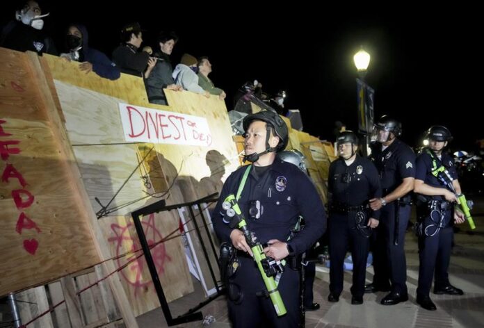 UCLA cancela las clases tras los enfrentamientos enfrentamiento en protestas