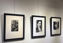 Fotografía que muestra fotografías de la pintora mexicana Frida Kahlo, expuestas en la galería Throckmorton Fine Art