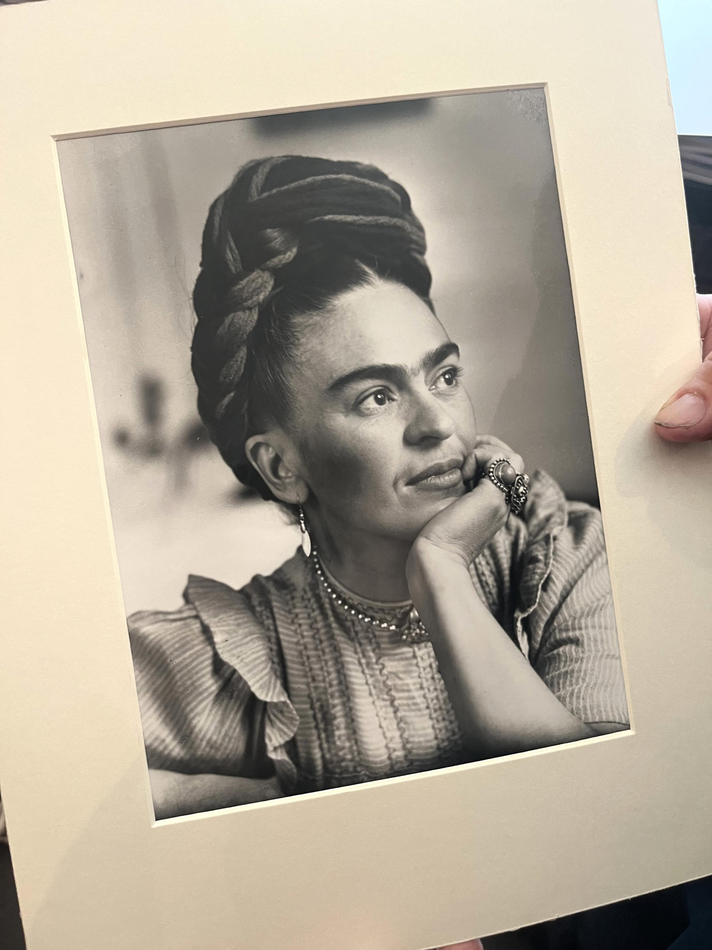 Fotografía que muestra fotografías de la pintora mexicana Frida Kahlo, expuestas en la galería Throckmorton Fine Art